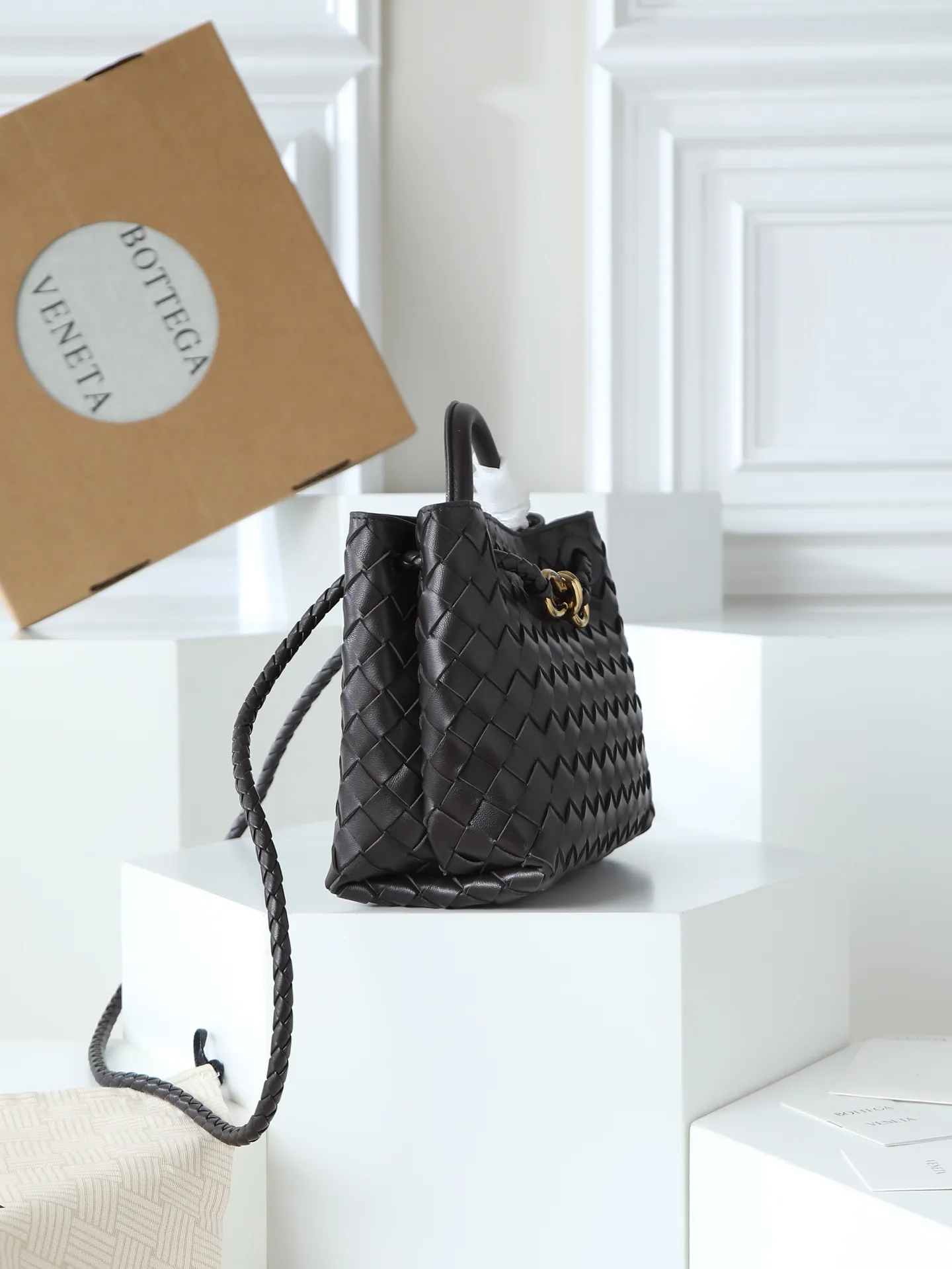 1300. Andiamo is shipping‼ ️Really popular🔥The new Andiamo woven handbag launched by Bottega Veneta this season is really popular all over the world! ! Celebrities at home and abroad have worn it, and Oscar-winning actress Michelle Yeoh has taken it out on the street. Song Jia, Trai Yala, Yu Feihong, Sanji Ayaka, Rosie Hunting-Whiteley, Yoshioka Riho, etc. have all worn this bag. It is classic and versatile and shows off your temperament, and the bag capacity is also large, which is very convenient for daily commuting! ! A variety of carrying methods, the shoulder straps can be adjusted by yourself, the original lambskin feels soft and delicate, and the unisex style breaks the gender boundaries and brings a more practical and long-lasting use experience. Andiamo, which has both elegant and casual styles, perfectly interprets the true appearance of "fashionable old money style". Style number: 766014 Size: 25*22*10.5cm
